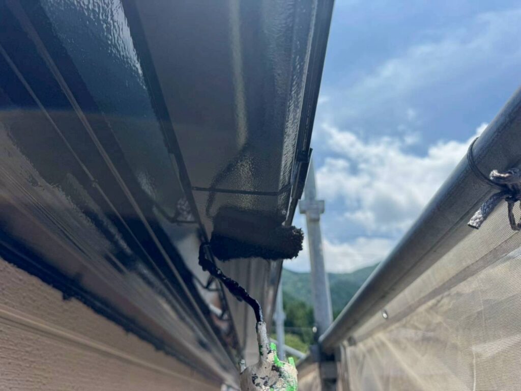 【雨樋塗装】<br />
雨樋も塗装し、建物全体の美観を整えました。<br />
<br />
雨樋をそのままにすると、外壁だけが新しくなった際に経年感が残りやすいため、全体のバランスを考えて施工しています。